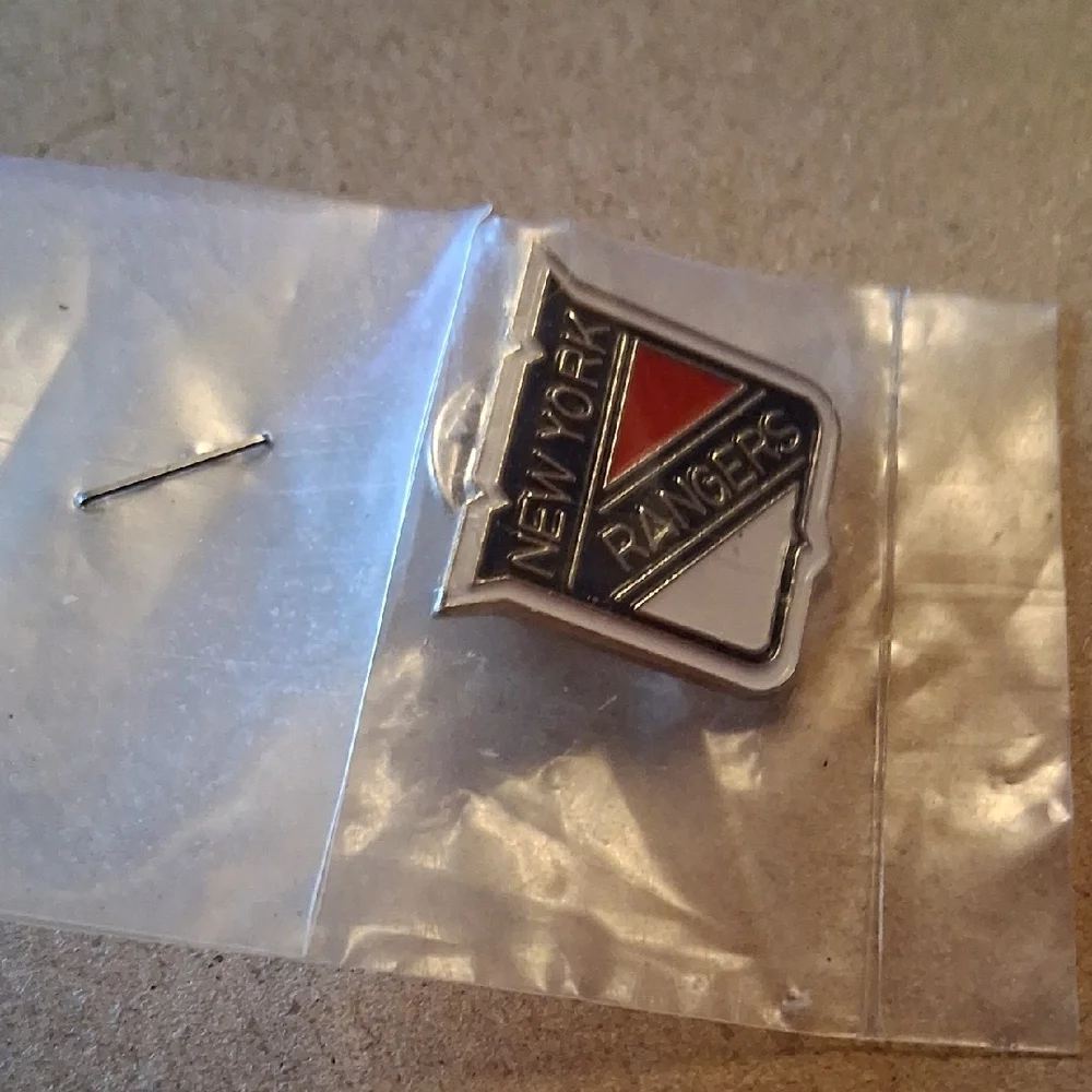 New York Rangers Pin - Picture 3 of 7